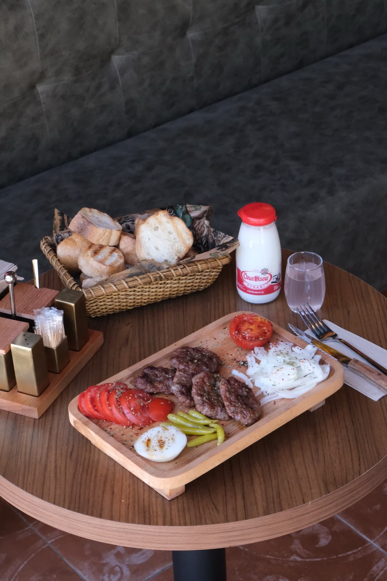Porsiyon köfte tabağı, pilav ve közleme ile — Kokology Bursa Nilüfer Ataevler