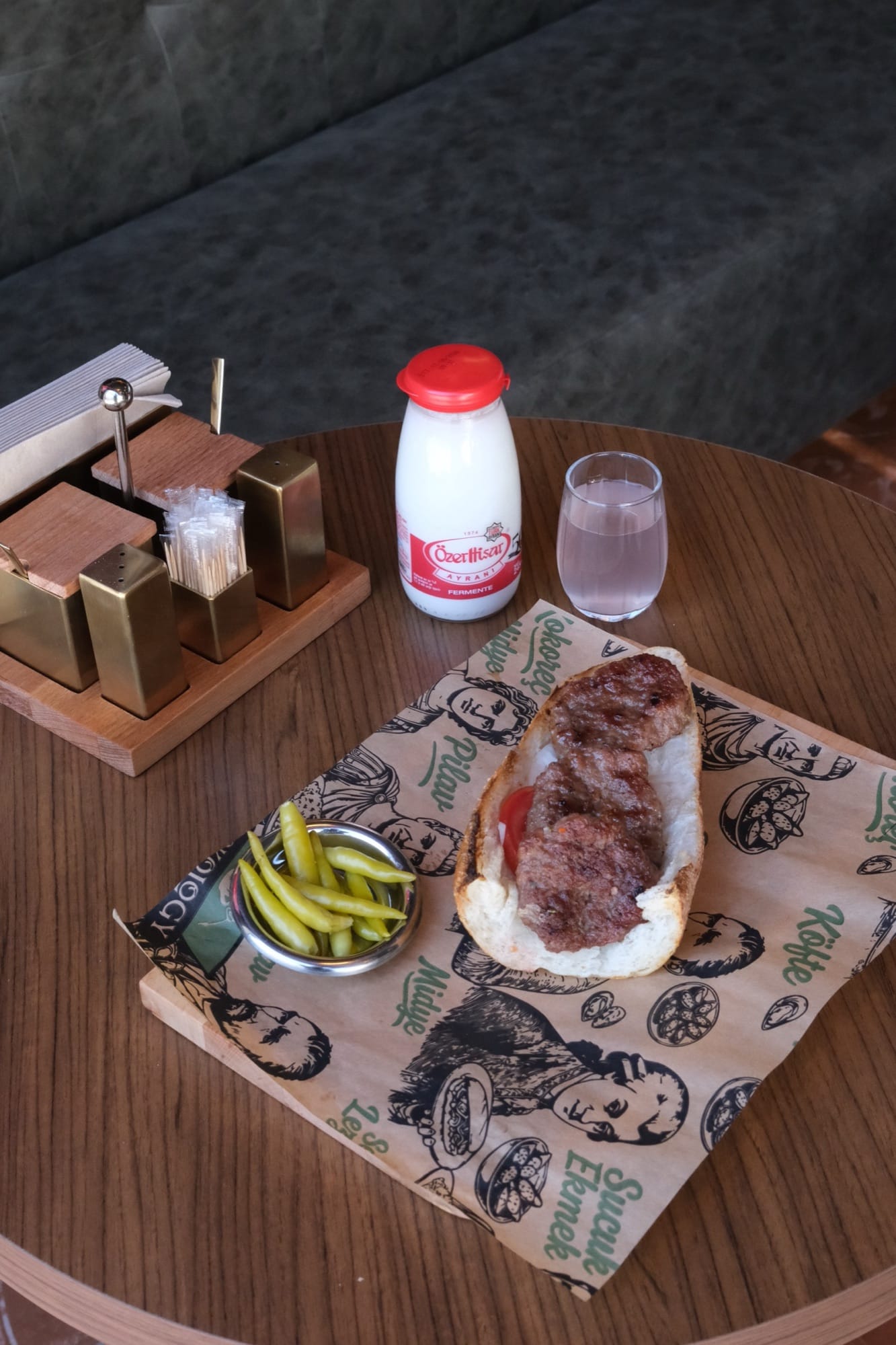 Kokology köfte ekmek arası, közlenmiş biber ile — Bursa Nilüfer Ataevler