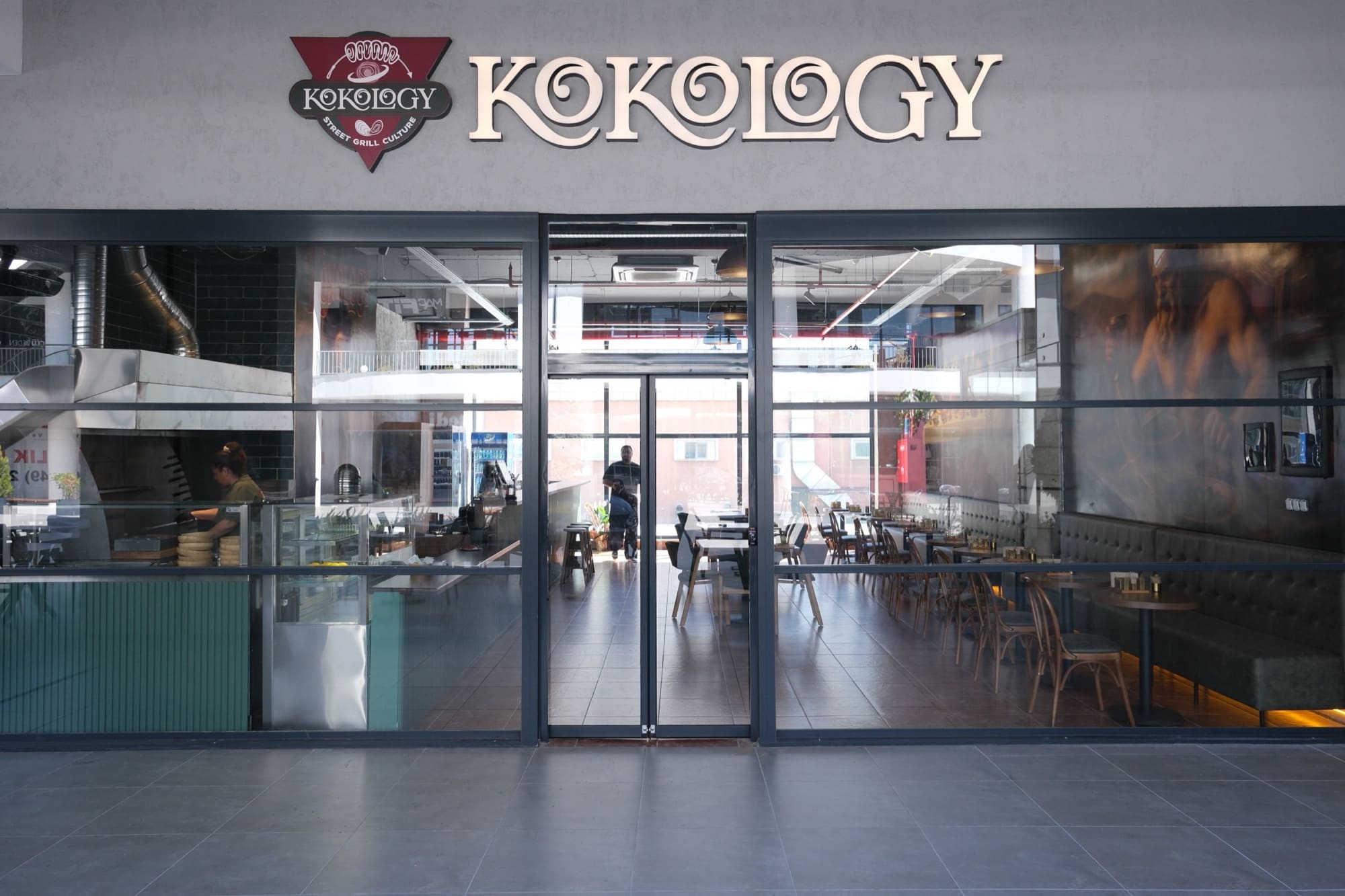 Kokology'nin Cadde Ataevler'deki cam cepheli dükkânı ve aydınlatmalı tabelası — Bursa Nilüfer
