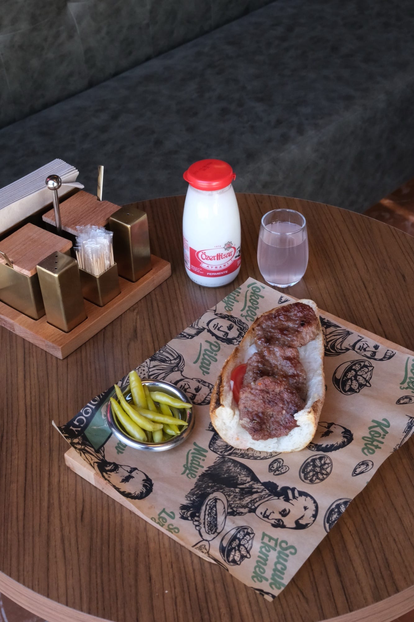 Kokology köfte ekmek arası, közlenmiş biber ile — Ataevler Nilüfer Bursa